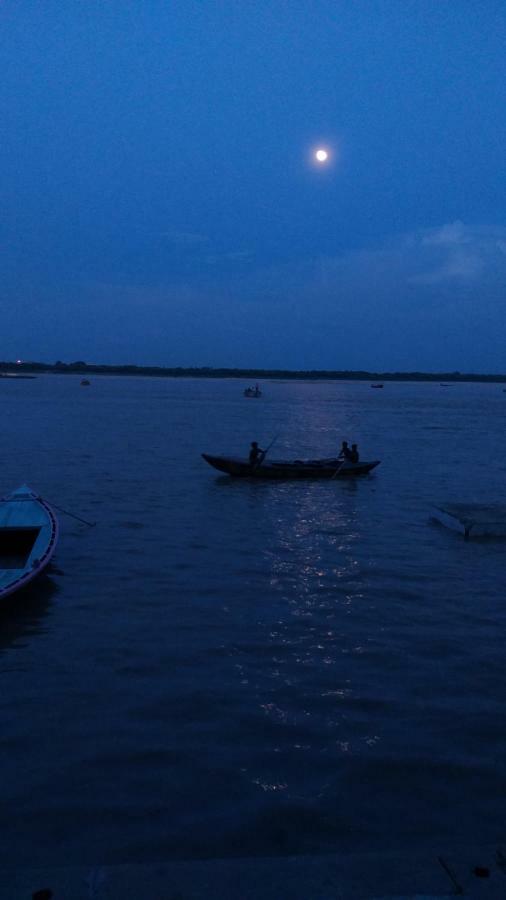 On The Ghat By Howdy Hostels Varanasi Eksteriør bilde